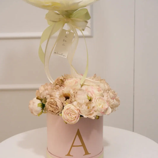Regalo personalizado con flores y globo